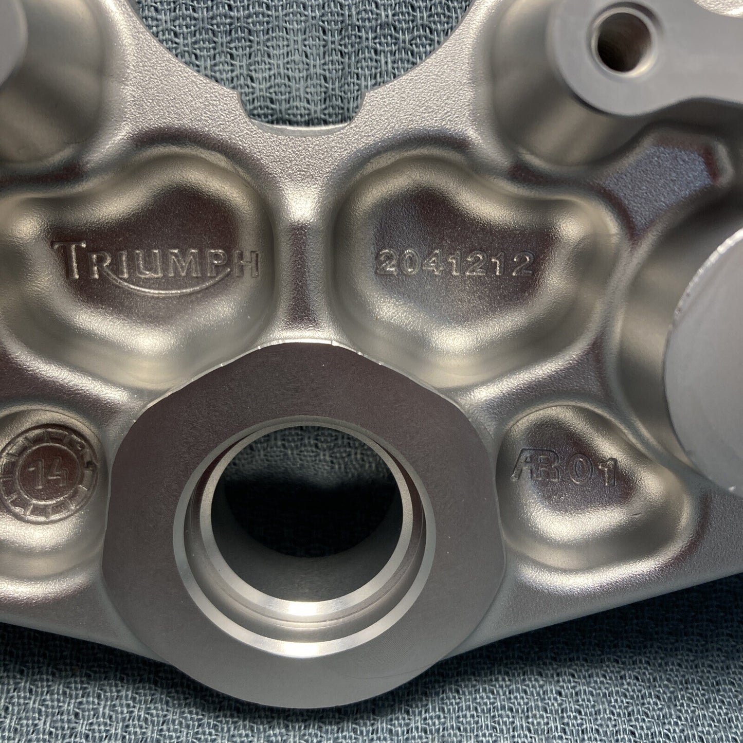 NEW GENUINE VICTORY TRIUMPH T2041212 UPPER YOKE