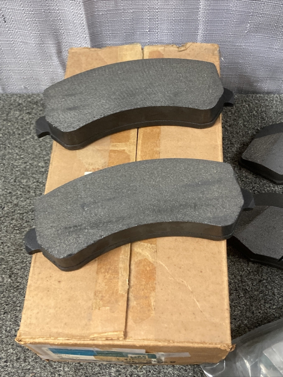 NEW GENUINE GM 15625708 PAD KIT, FRONT DISC BRAKE LINING GR 5.018
