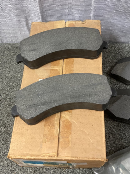 NEW GENUINE GM 15625708 PAD KIT, FRONT DISC BRAKE LINING GR 5.018