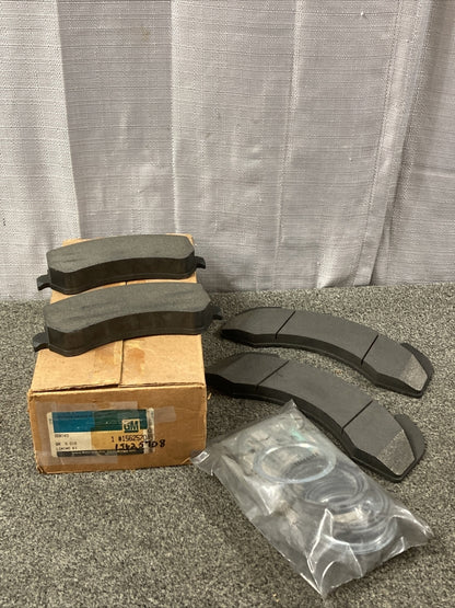 NEW GENUINE GM 15625708 PAD KIT, FRONT DISC BRAKE LINING GR 5.018