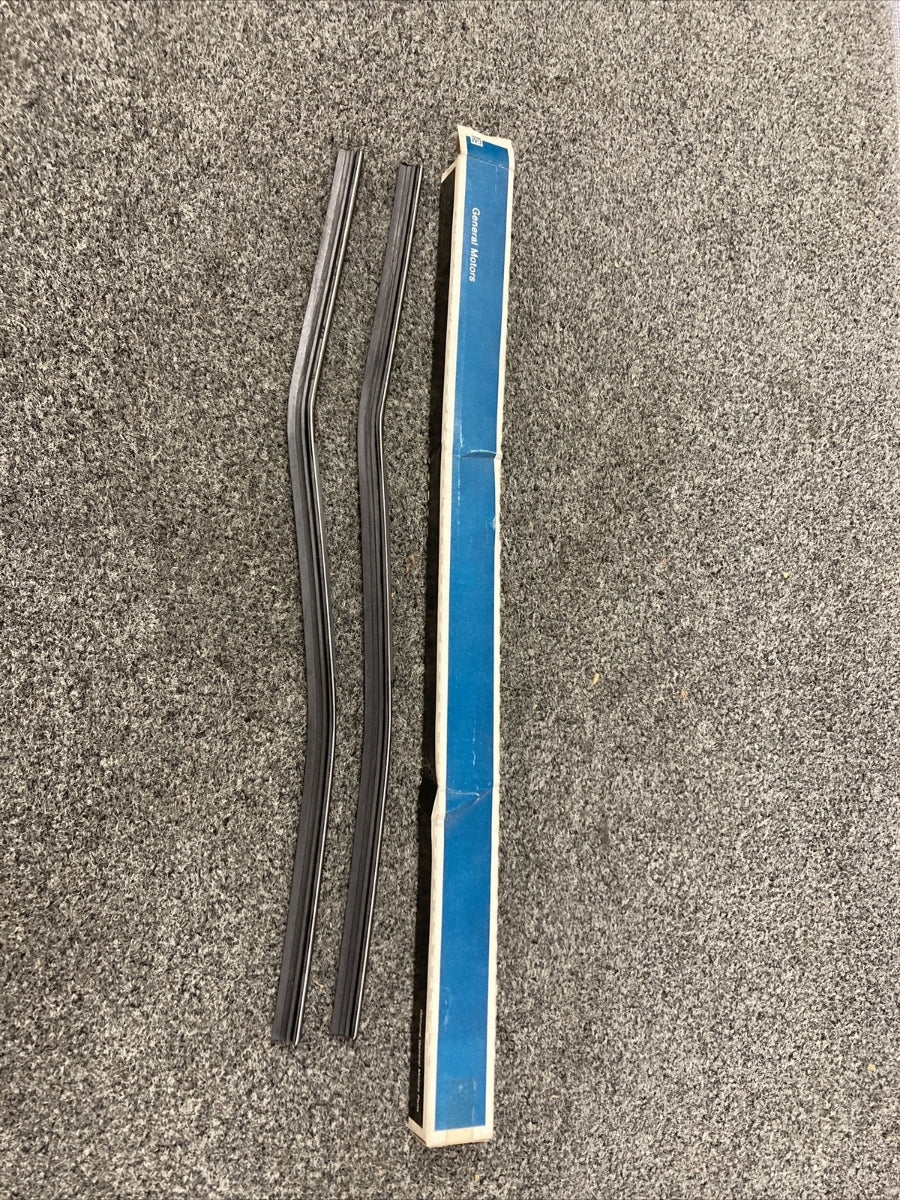 QTY 2 NEW GENUINE GM 22121047 INSERT, WINDSHIELD WIPER BLADE 17" GR 10.146