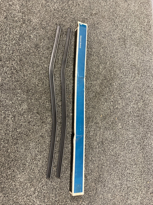 QTY 2 NEW GENUINE GM 22121047 INSERT, WINDSHIELD WIPER BLADE 17" GR 10.146