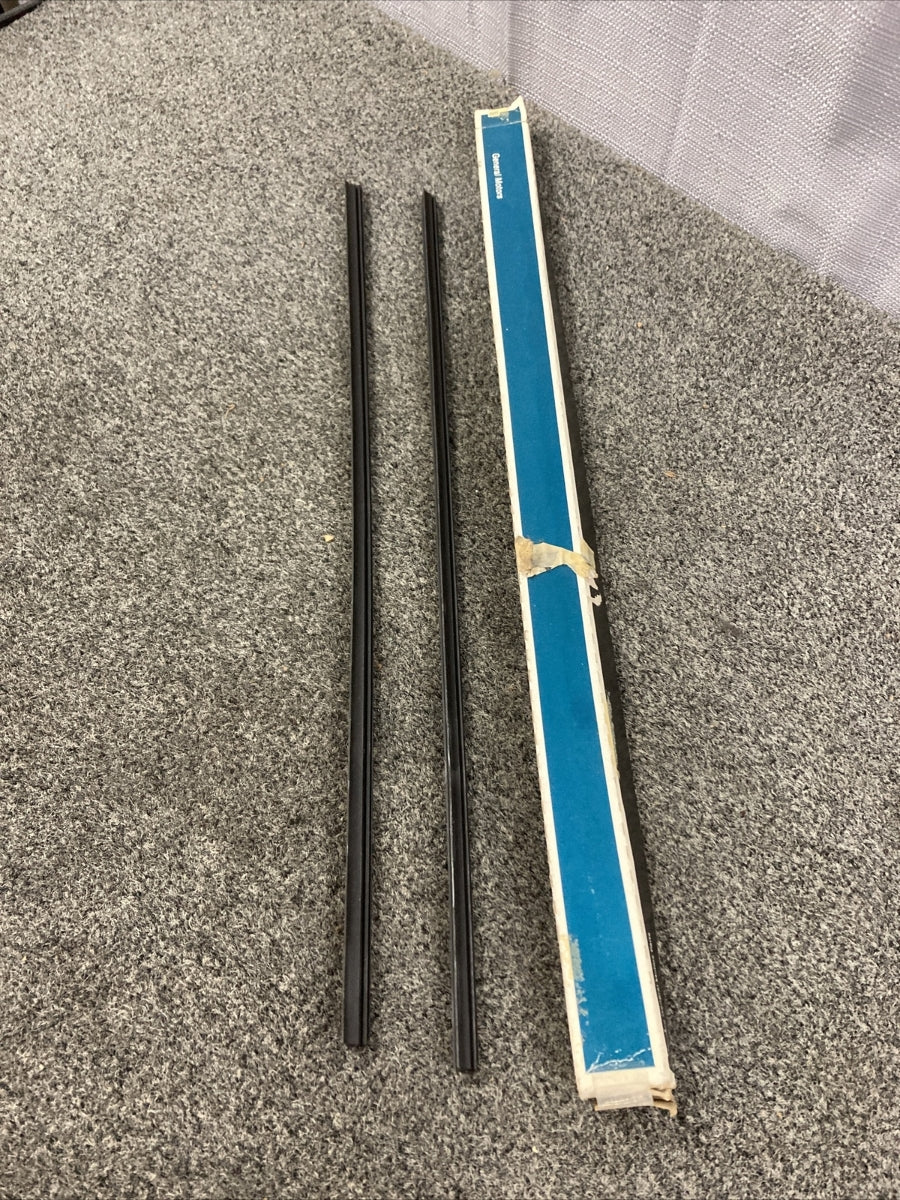 QTY 2 NEW GENUINE GM 12506172 INSERT, WINDSHIELD WIPER BLADE GR 10.146