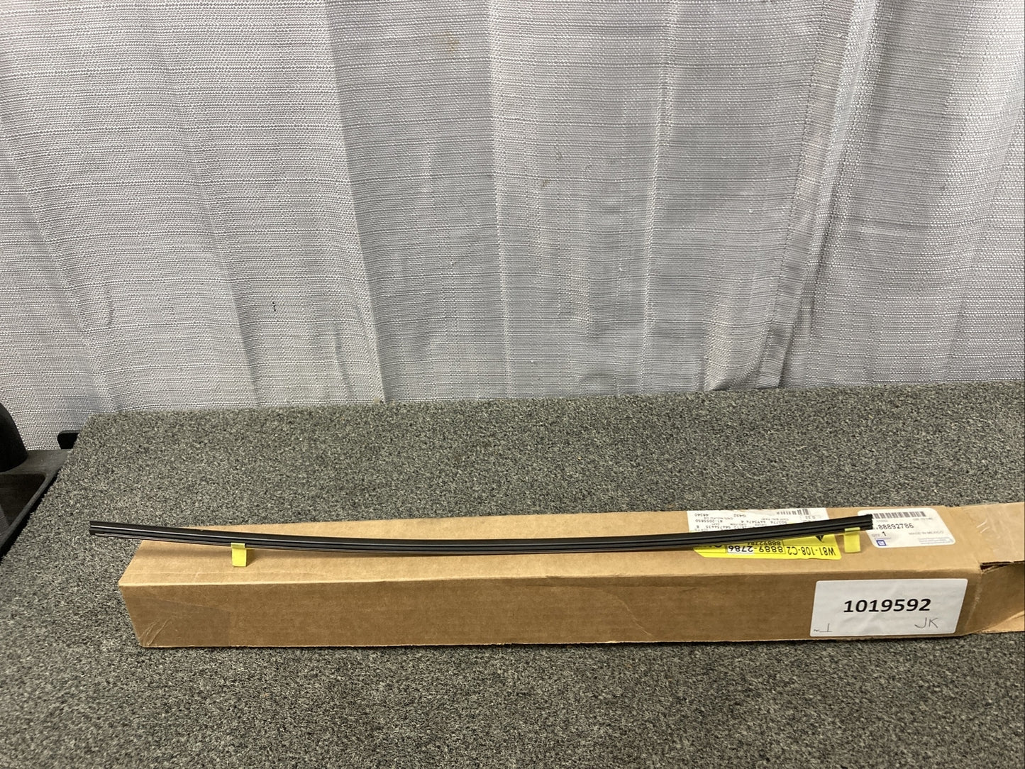 NEW GENUINE GM 88892786 RH BLADE INSERT, WINDSHIELD WIPER GR 10.146