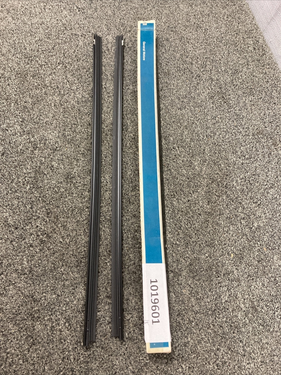 QTY 2 NEW GENUINE GM 12344996 INSERT, WINDSHIELD WIPER BLADE GR 10.146