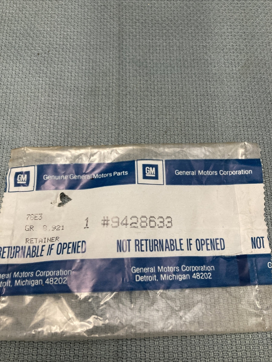NEW GENUINE GM 9428633 RETAINER, ARMREST 1992-1994 GR 8.921