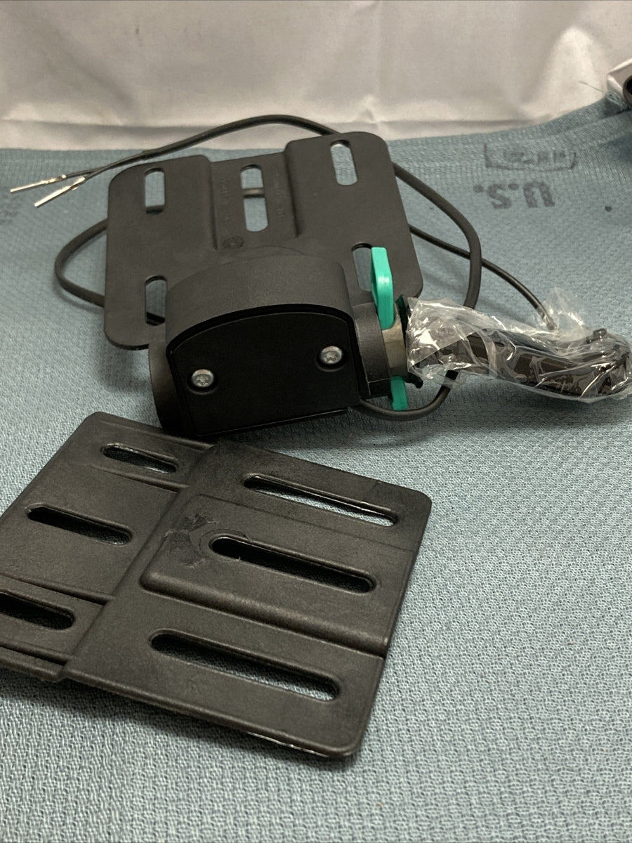 NEW GENUINE HARLEY DAVIDSON 67900281 BRKT,LIC PL, SIDEMNT/EXT