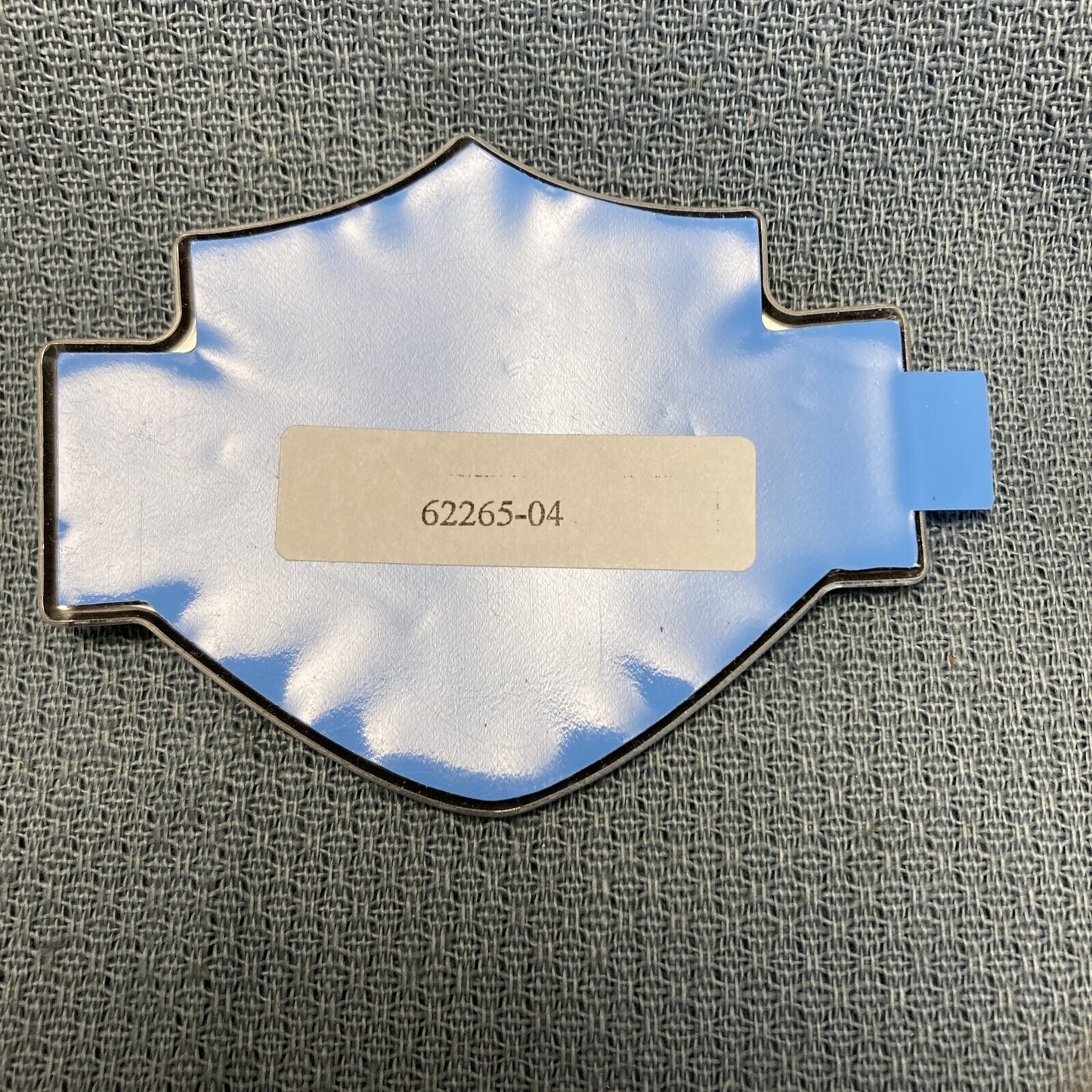 NEW HARLEY DAVIDSON 62265-04 EMBLEM, FUELTANK, RH, SILVER