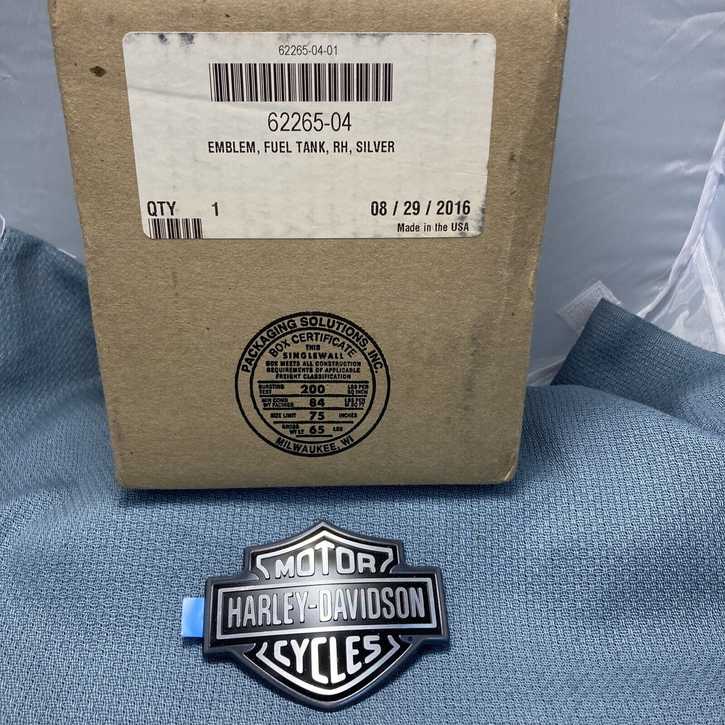 NEW HARLEY DAVIDSON 62265-04 EMBLEM, FUELTANK, RH, SILVER