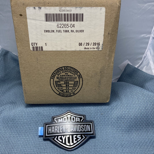 NEW HARLEY DAVIDSON 62265-04 EMBLEM, FUELTANK, RH, SILVER
