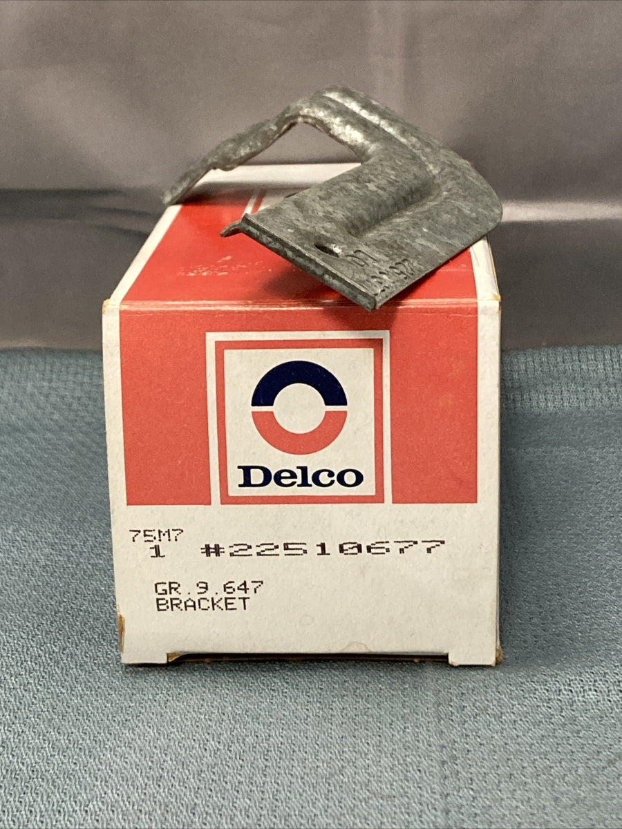 NEW GENUINE ACDELCO/GM 22510677 BRACKET, ELECTRIC ANTENNA LOWER MOUNT GR 9.647
