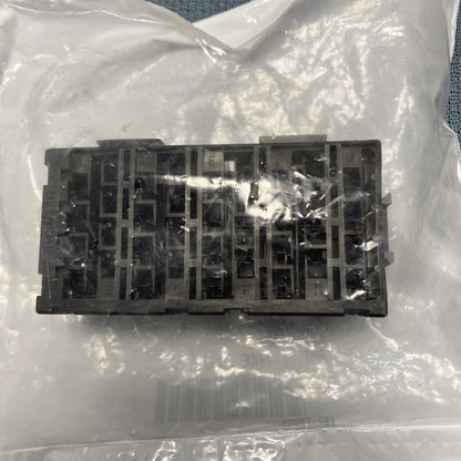 NEW HARLEY DAVIDSON 72204-04 FUSE/RELAY BLOCK
