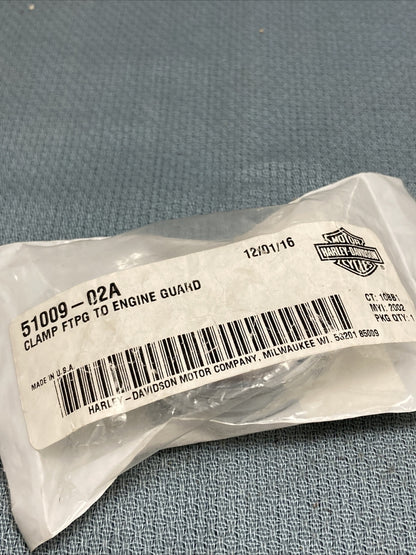 NEW GENUINE HARLEY DAVIDSON 51009-02A CLAMP FTPG TO ENGINE GUARD