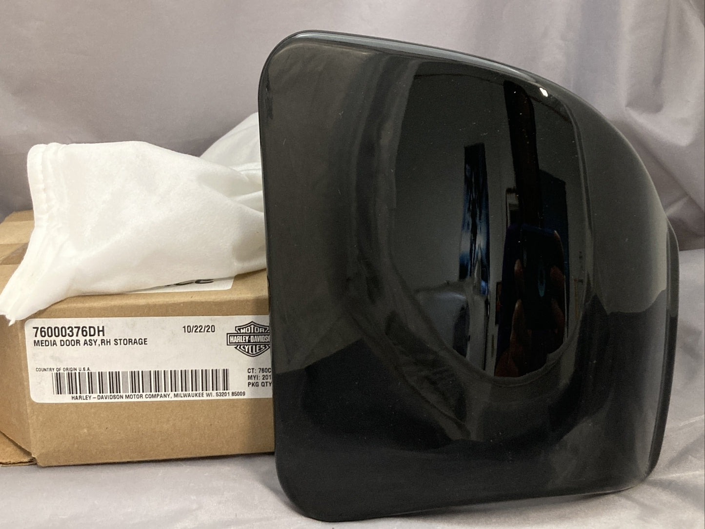 NEW GENUINE HARLEY DAVIDSON 76000376DH MEDIA DOOR ASY, RH STORAGE BLK