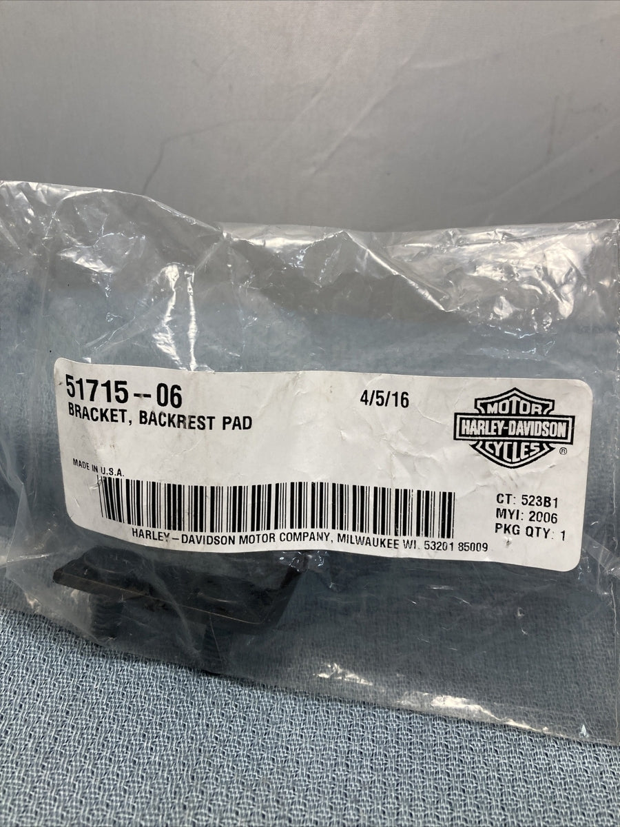 NEW GENUINE HARLEY DAVIDSON 51715-06 BRACKET BACKREST PAD