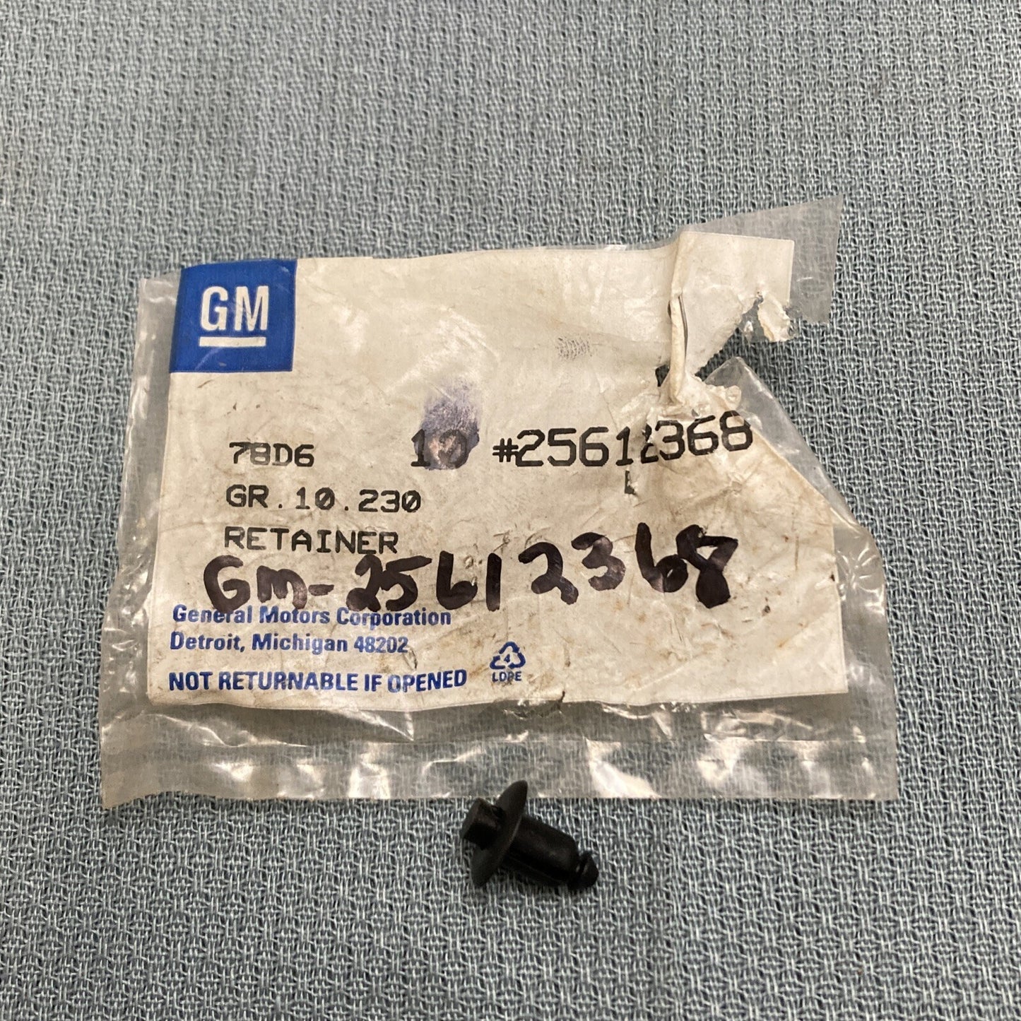 NEW GENUINE GM 25612368 RETAINER, INSTR PANEL UPPER TRIM PANEL *BLACK GR 10.230