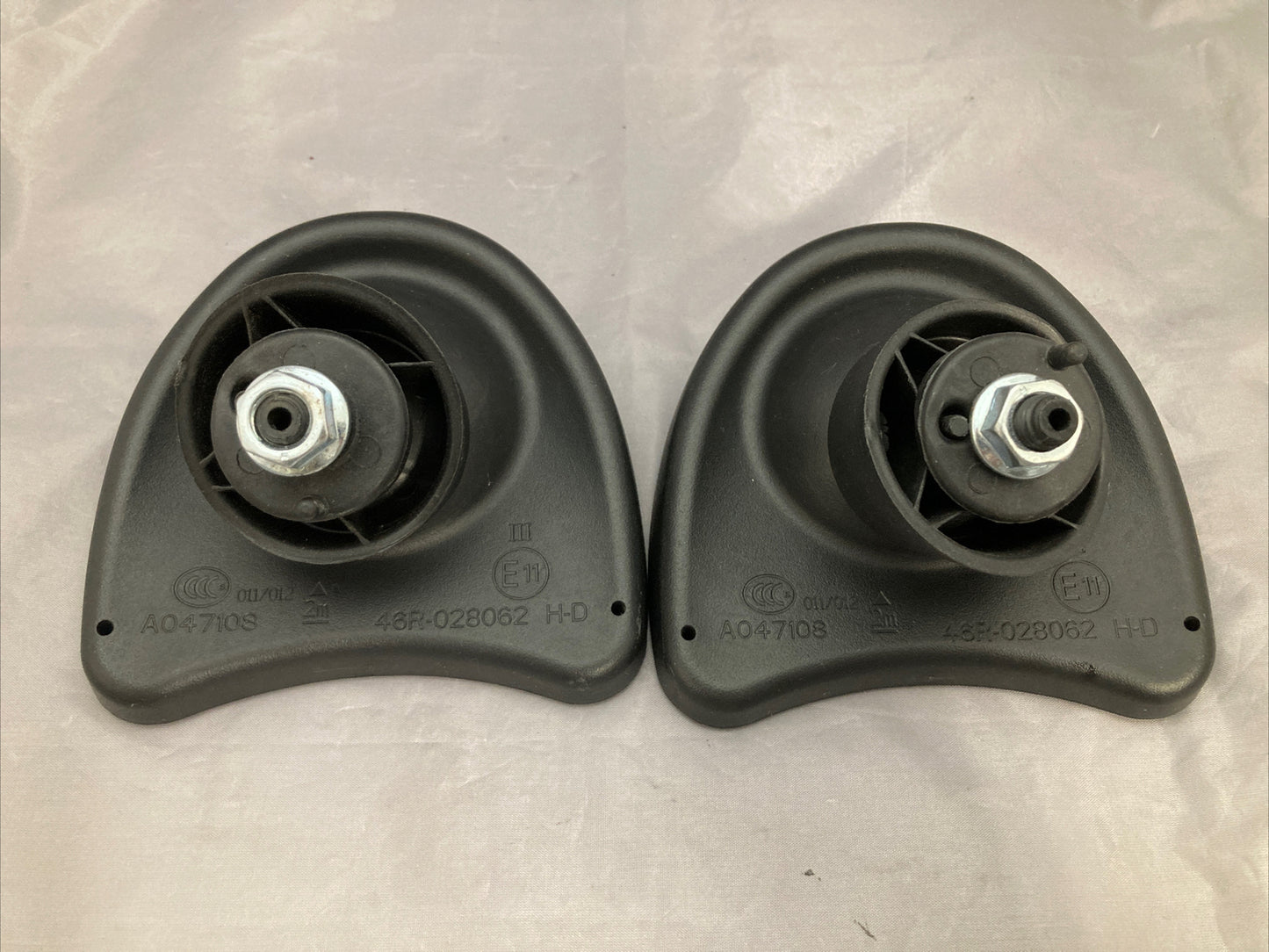 NEW GENUINE HARLEY DAVIDSON 91945-98B FAIRING MOUNT MIRROR SET NEW TAKE OFF