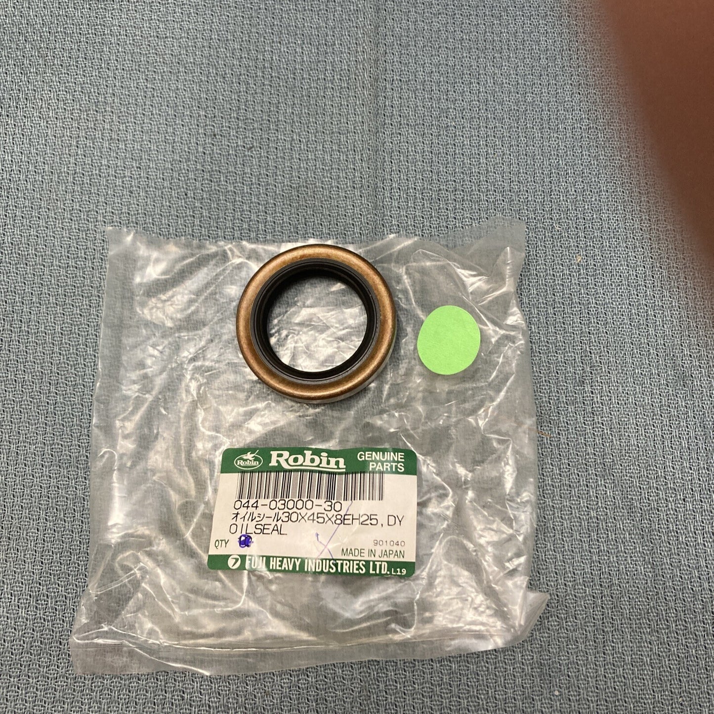 NEW GENUINE ROBIN 044-03000-30 OIL SEAL