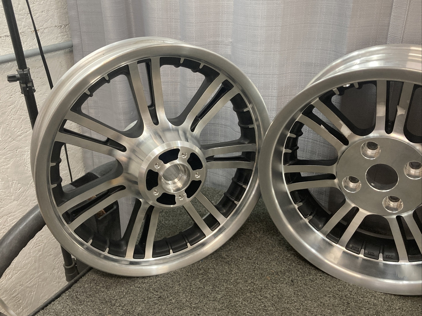 NEW TAKE OFF HARLEY DAVIDSON 83326-09/83327-09 TRIKE FRONT AND REAR WHEELS