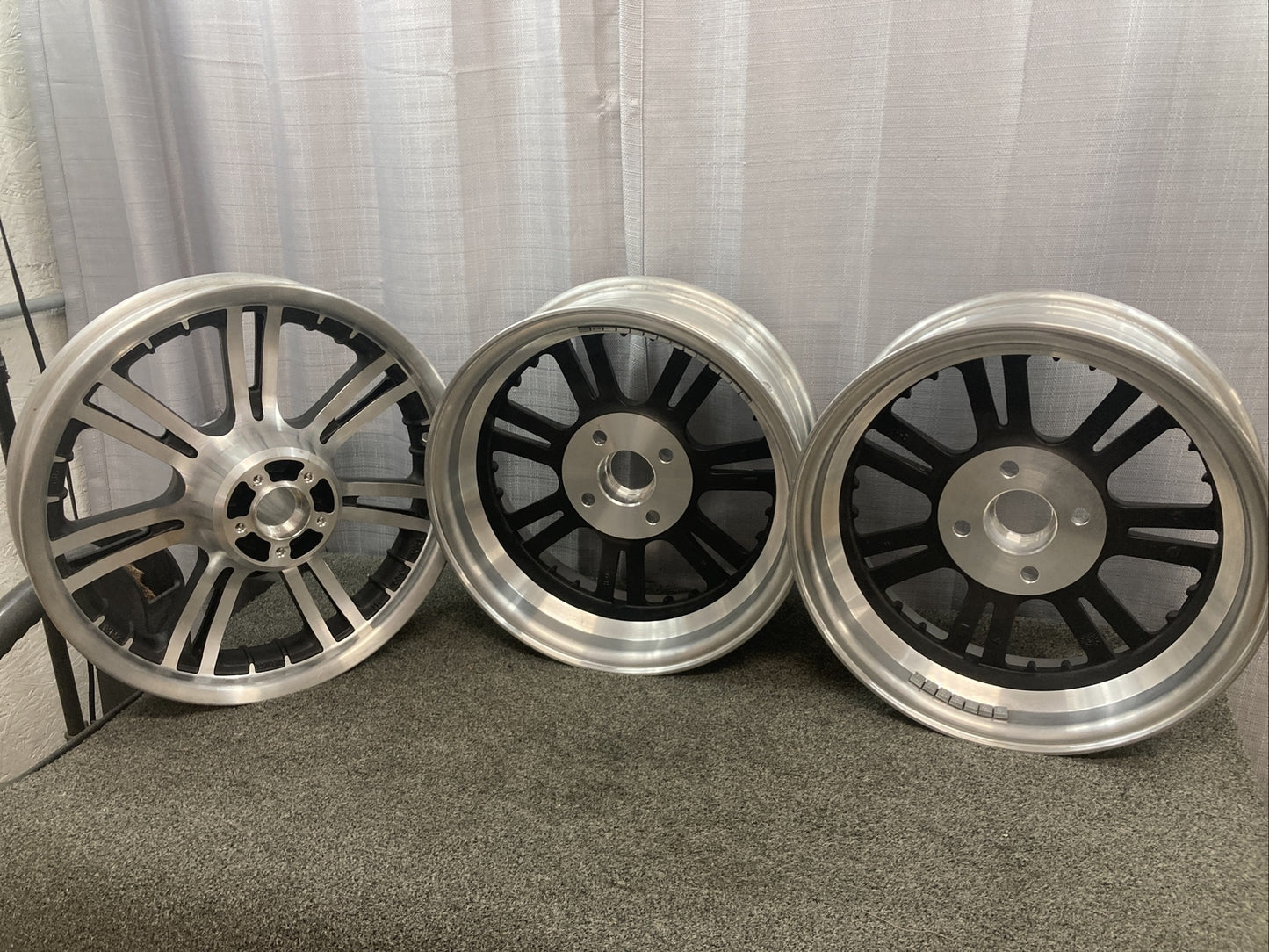 NEW TAKE OFF HARLEY DAVIDSON 83326-09/83327-09 TRIKE FRONT AND REAR WHEELS