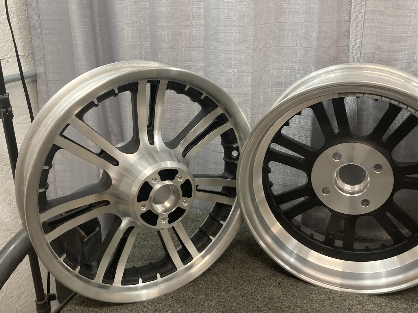 NEW TAKE OFF HARLEY DAVIDSON 83326-09/83327-09 TRIKE FRONT AND REAR WHEELS