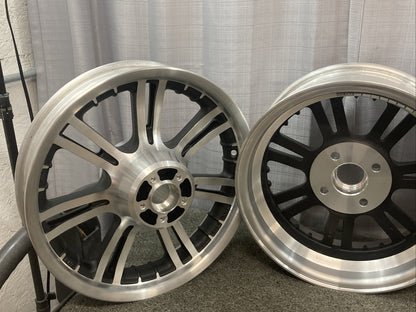 NEW TAKE OFF HARLEY DAVIDSON 83326-09/83327-09 TRIKE FRONT AND REAR WHEELS