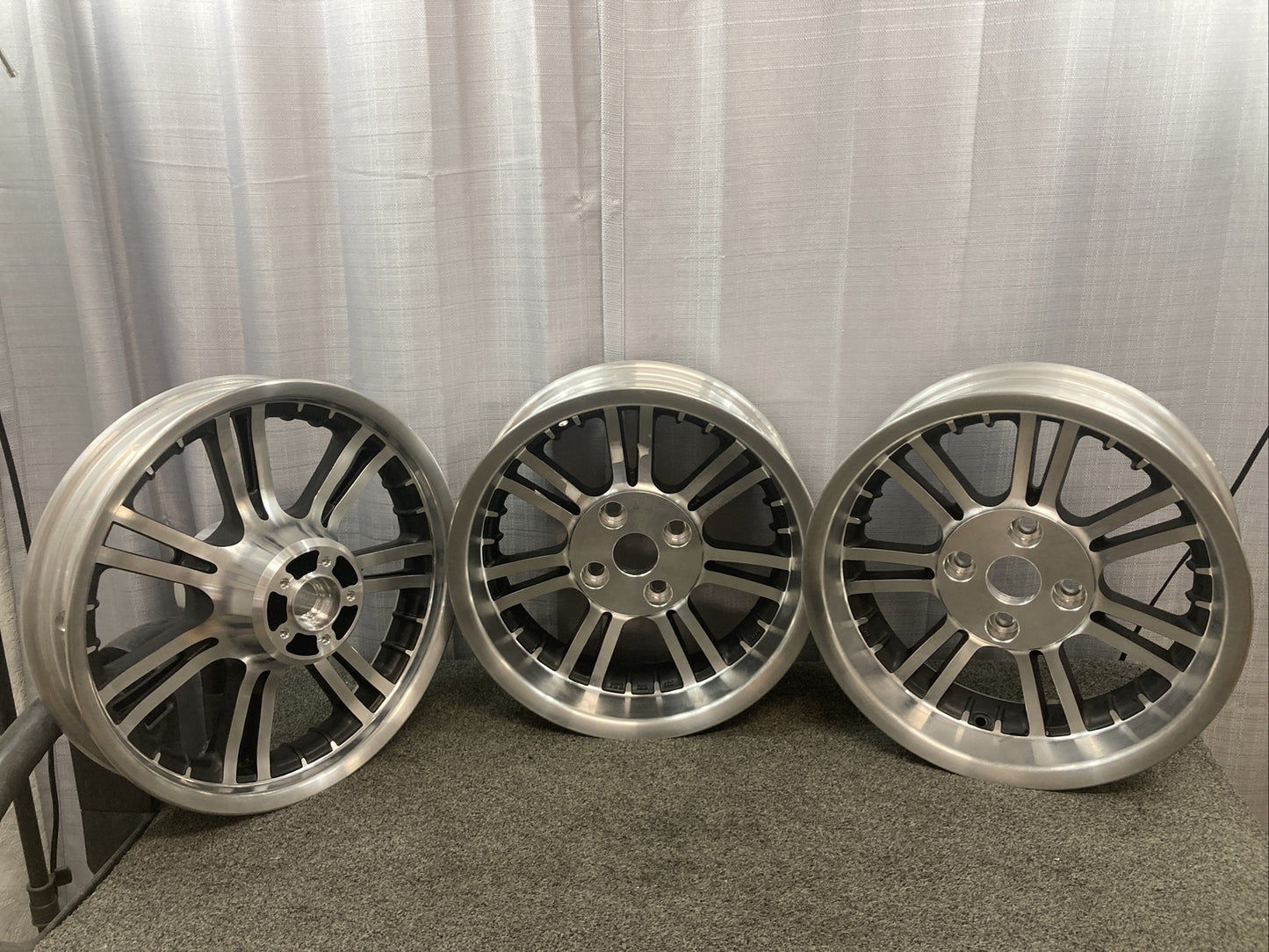 NEW TAKE OFF HARLEY DAVIDSON 83326-09/83327-09 TRIKE FRONT AND REAR WHEELS