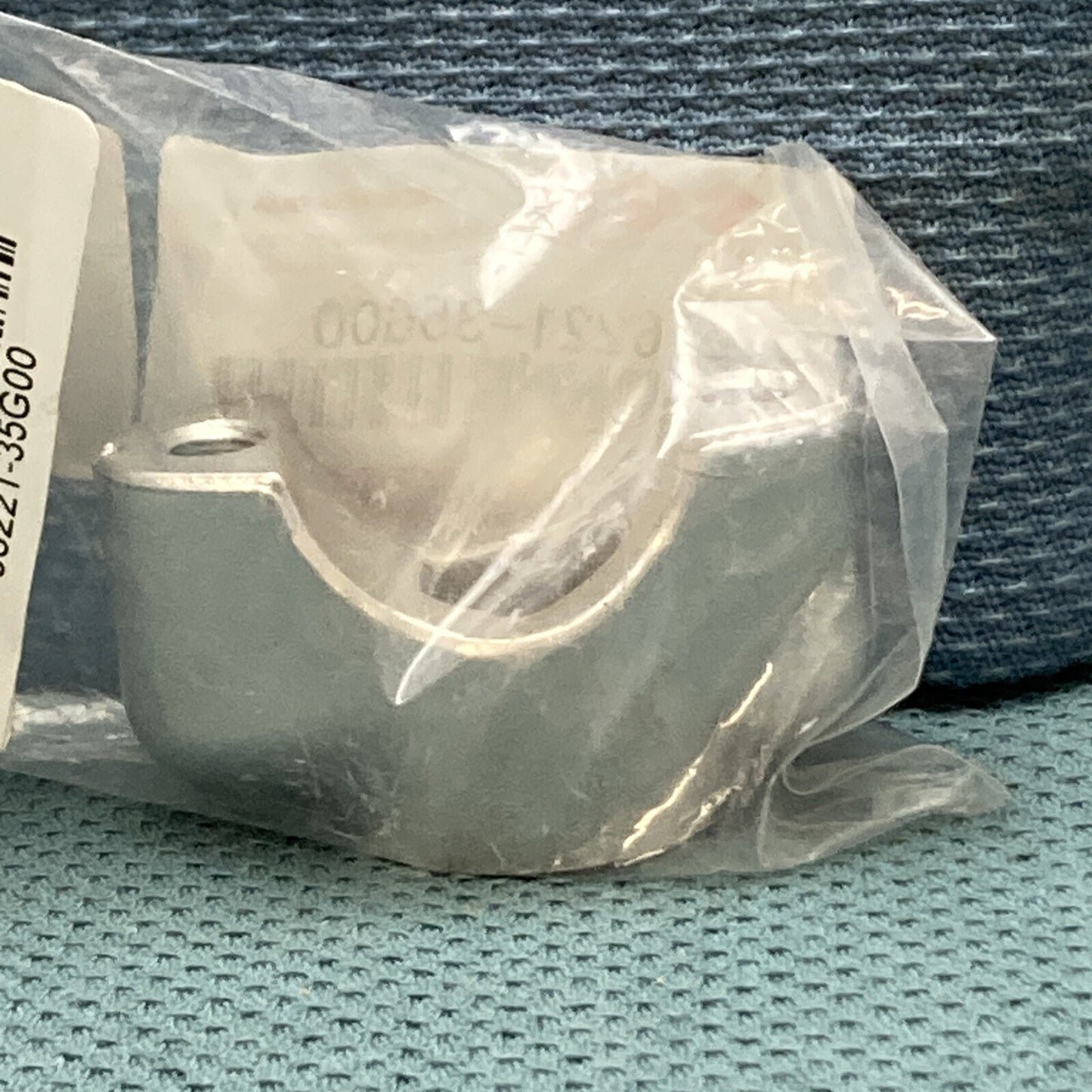 NEW GENIUNE SUZUKI 56221-35G00 HOLDER, HANDLE LOWER