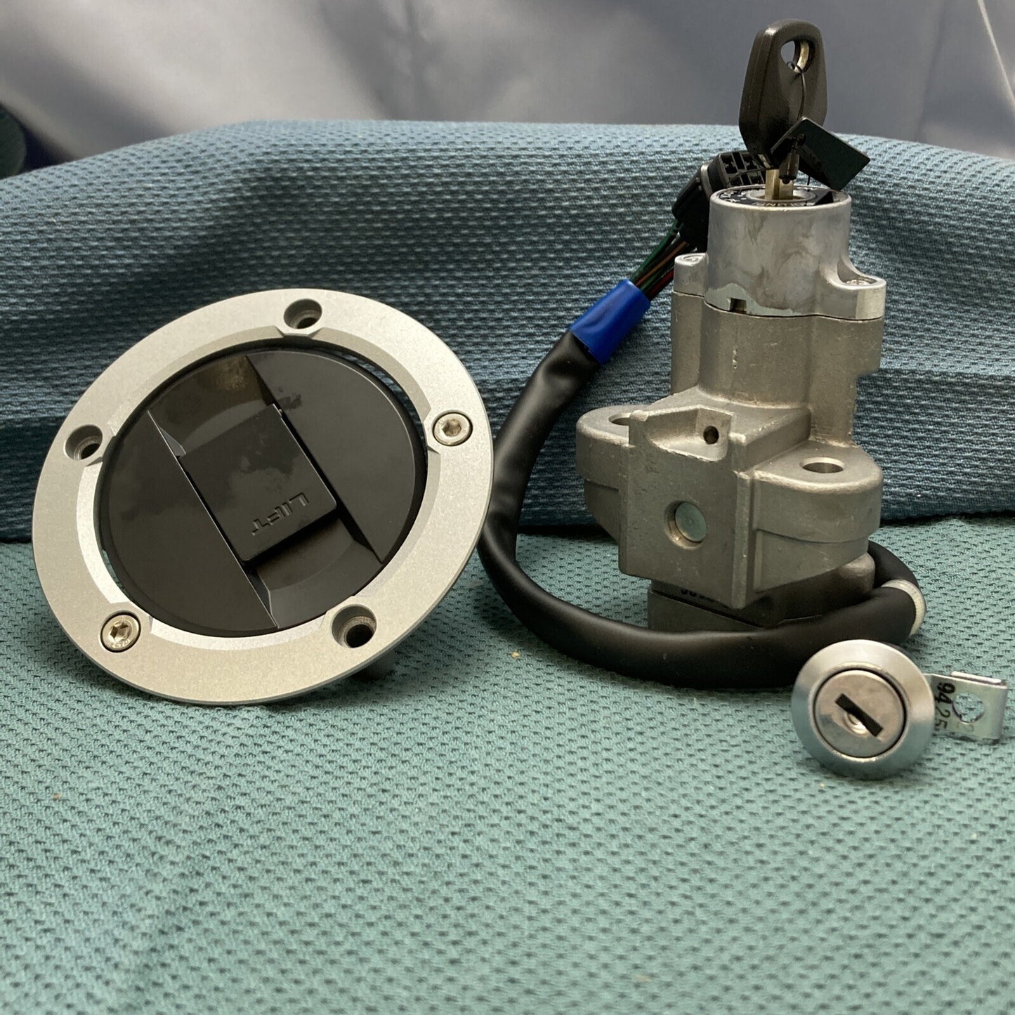 NEW GENUINE SUZUKI 37000-49831 IGNITION LOCK KEY SET W/GAS CAP