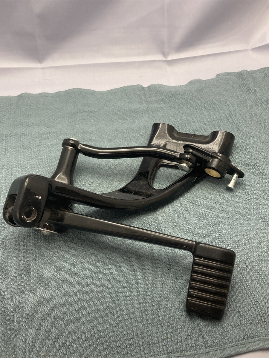 NEW HARLEY DAVIDSON FOOTREST HANGER/BRACKET SET FRONT RIGHT