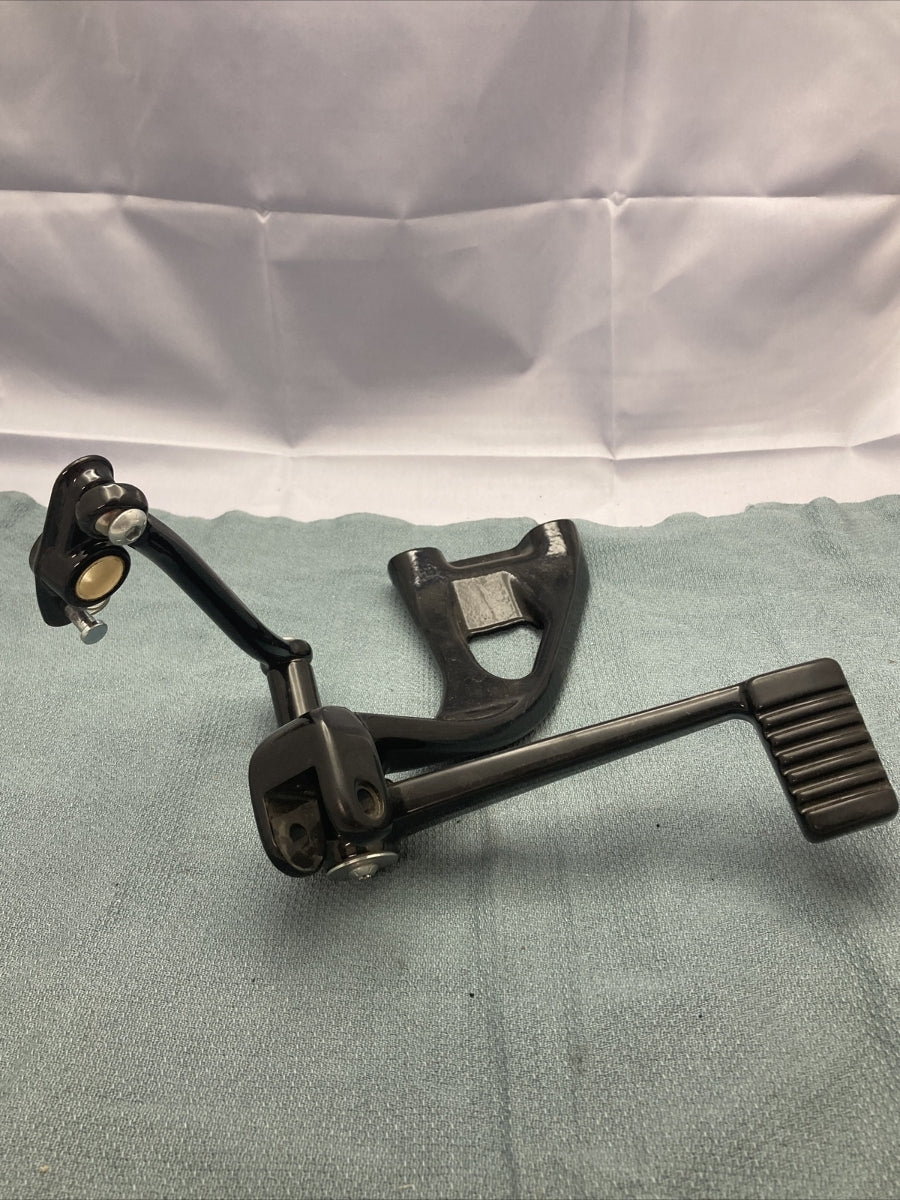 NEW HARLEY DAVIDSON FOOTREST HANGER/BRACKET SET FRONT RIGHT