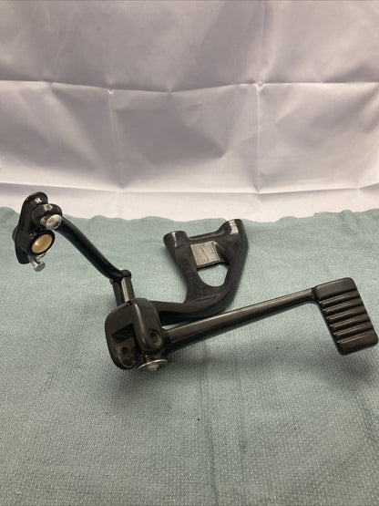 NEW HARLEY DAVIDSON FOOTREST HANGER/BRACKET SET FRONT RIGHT