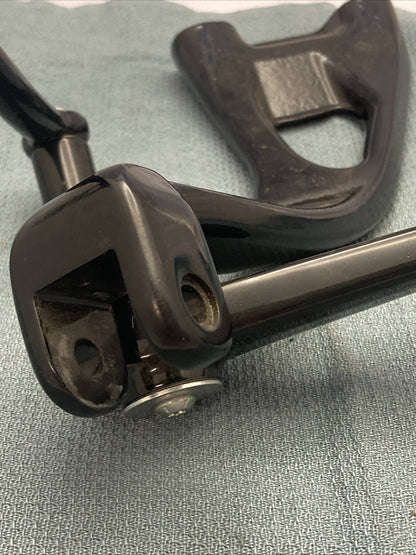 NEW HARLEY DAVIDSON FOOTREST HANGER/BRACKET SET FRONT RIGHT