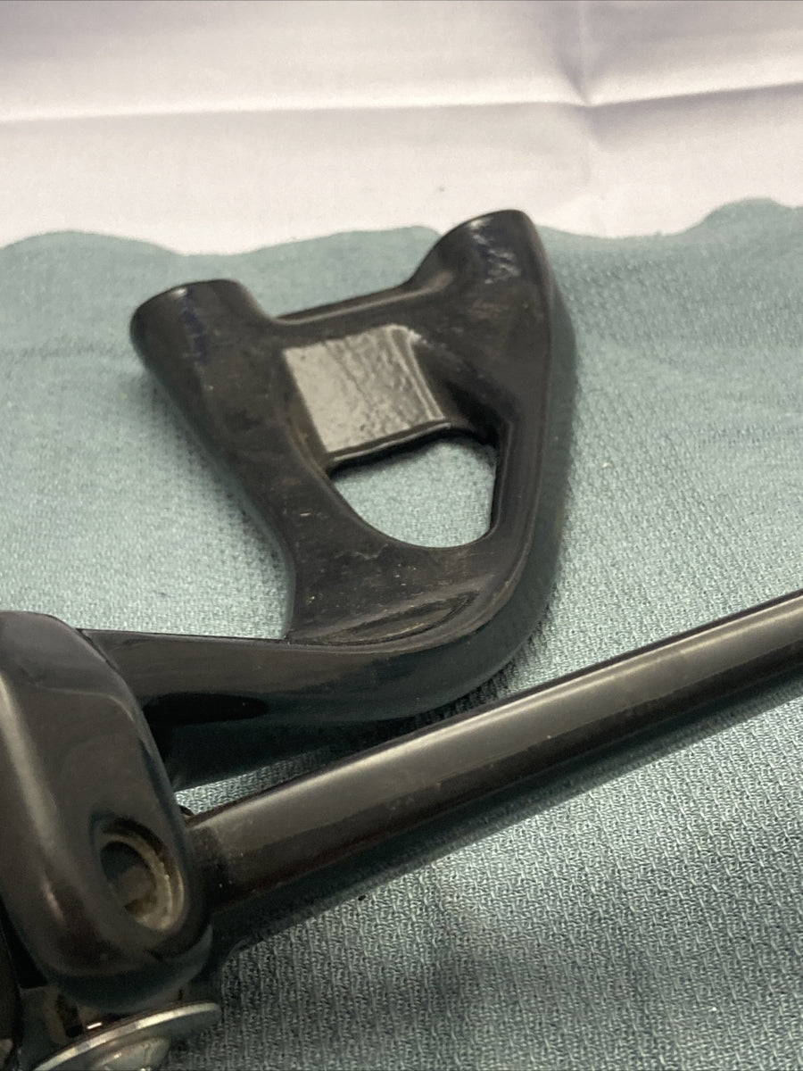 NEW HARLEY DAVIDSON FOOTREST HANGER/BRACKET SET FRONT RIGHT