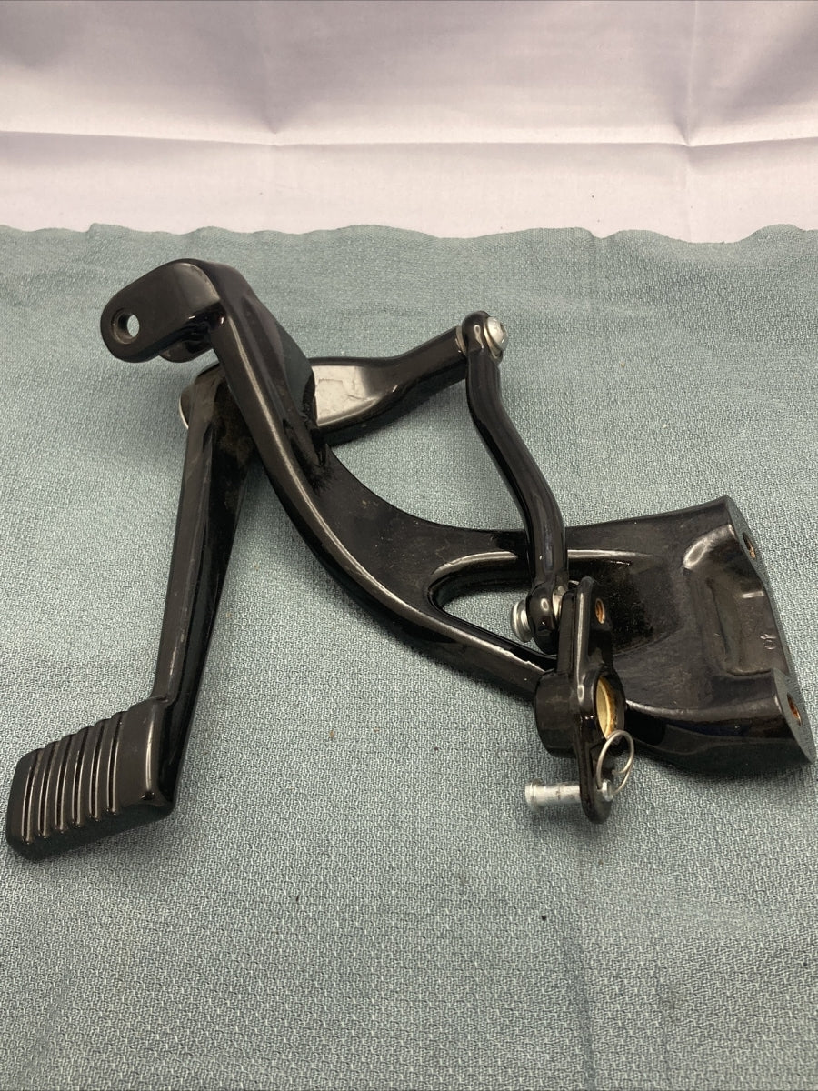 NEW HARLEY DAVIDSON FOOTREST HANGER/BRACKET SET FRONT RIGHT