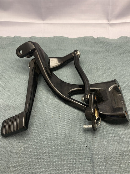 NEW HARLEY DAVIDSON FOOTREST HANGER/BRACKET SET FRONT RIGHT