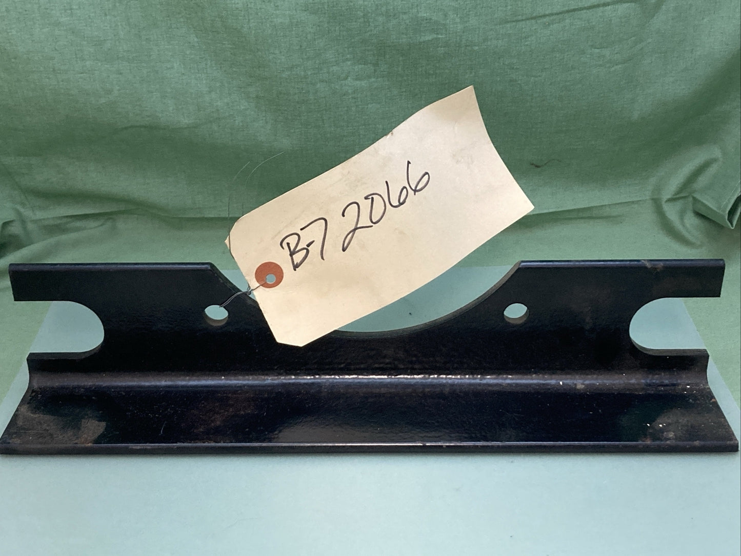 NEW REPLACES BARNES B-72066 SUPPORT,GUIDE,LOWER,14″ PROCEDING 072066