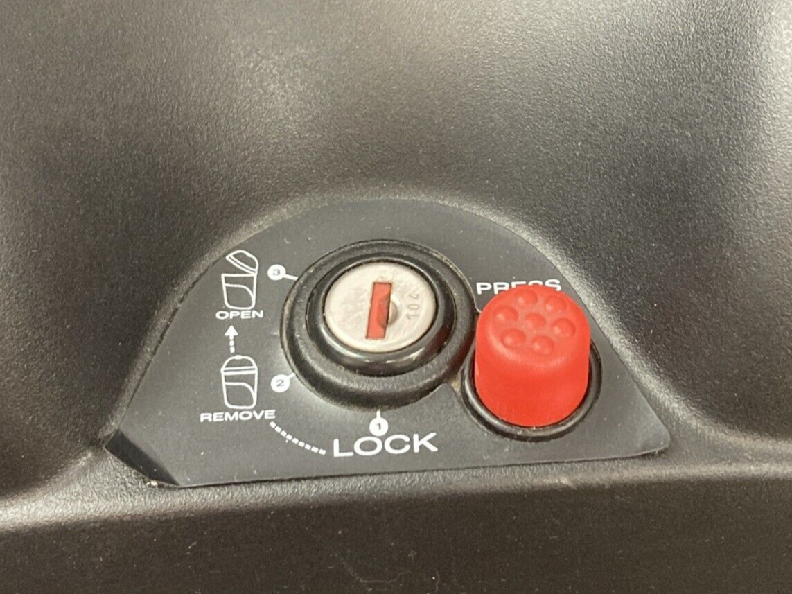 PAIR NEW GENUINE GIVI E21N PANNIER SIDE BAGS w/ keys.