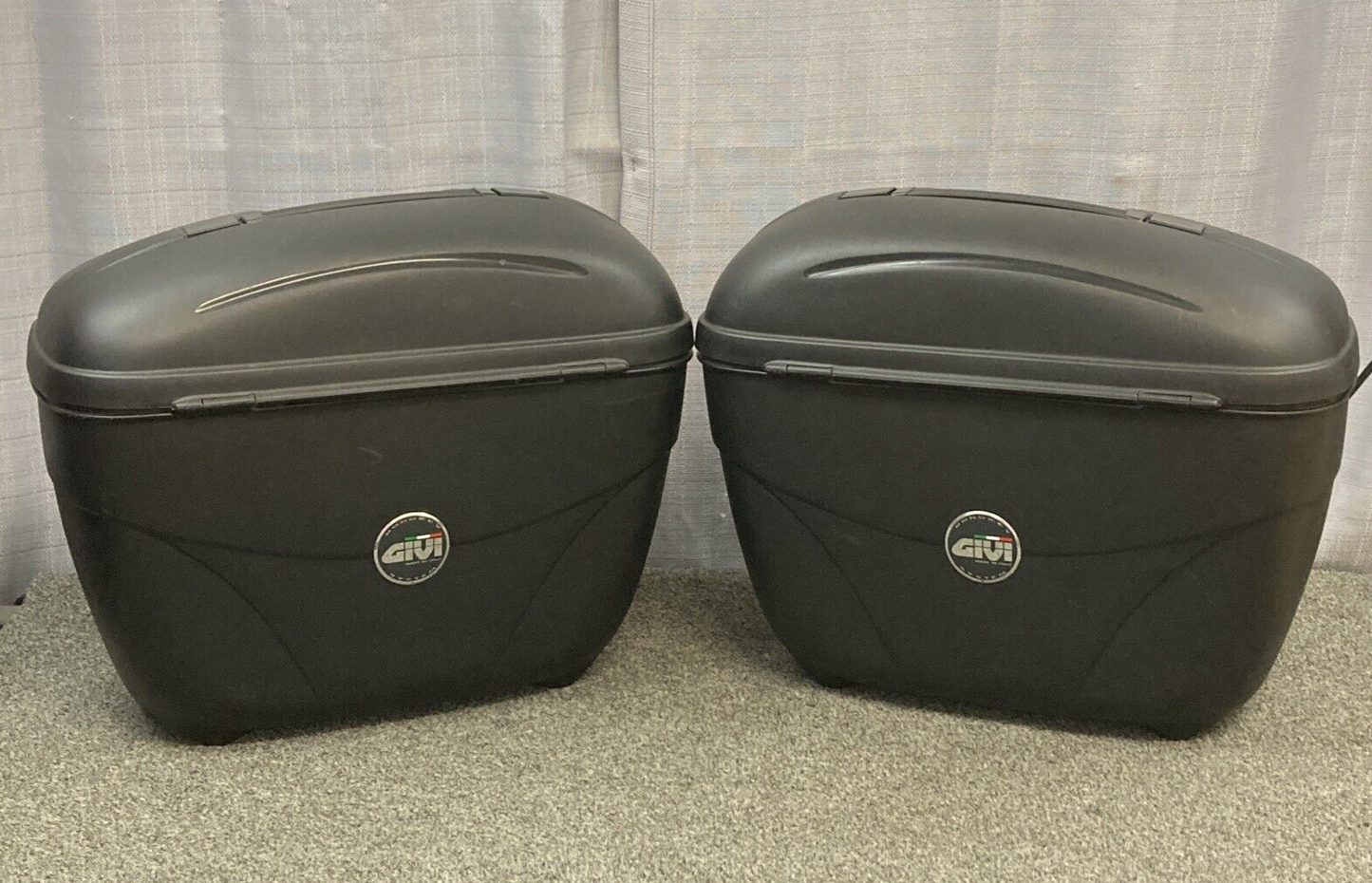 PAIR NEW GENUINE GIVI E21N PANNIER SIDE BAGS w/ keys.