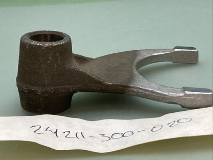 NEW REPLACES HONDA 24211-300-020 FORK, R. GEARSHIFT