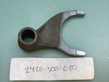 NEW REPLACES HONDA 24211-300-020 FORK, R. GEARSHIFT