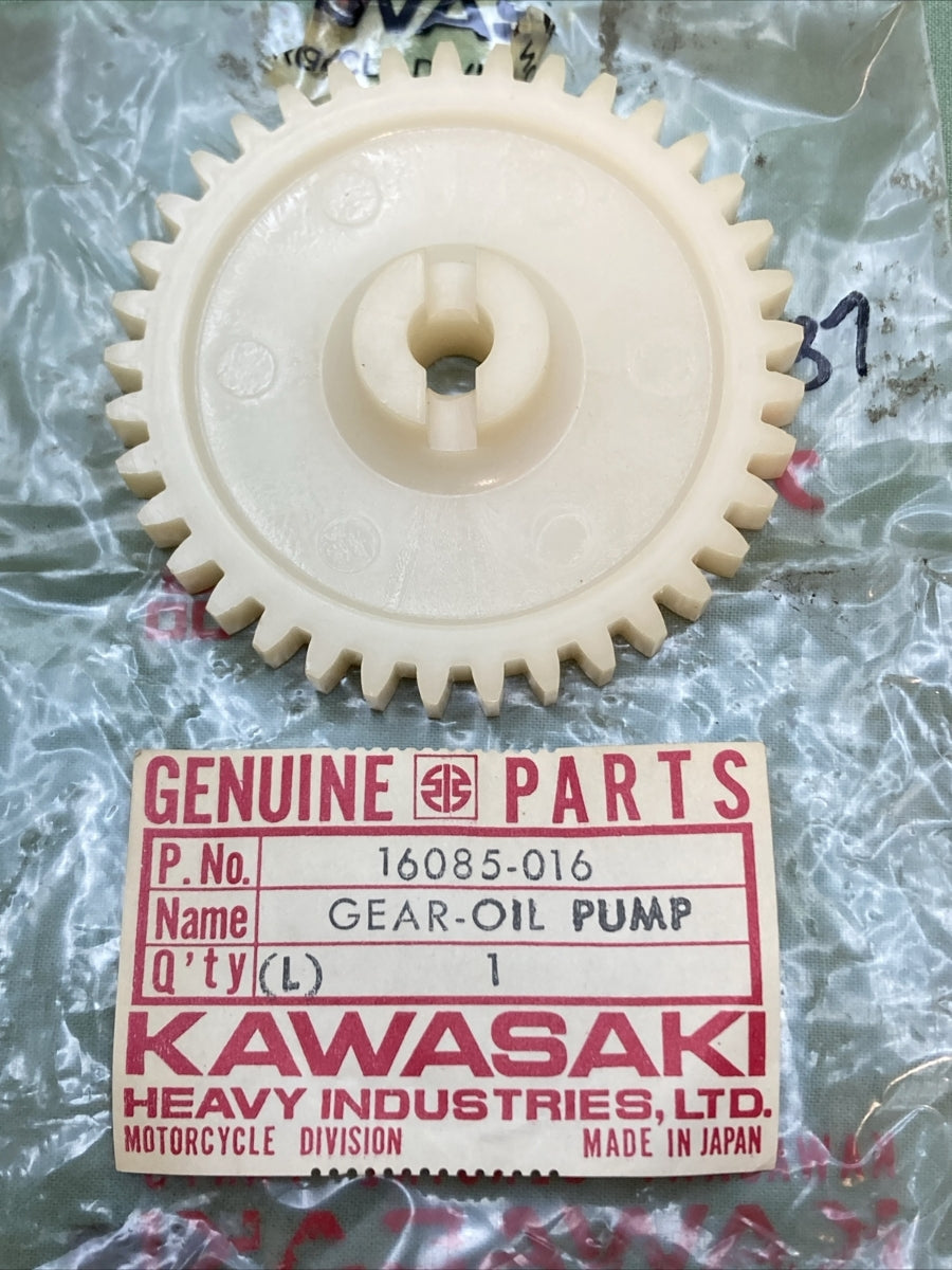 NEW GENUINE KAWASAKI 16085-016 GEAR-OIL PUMP