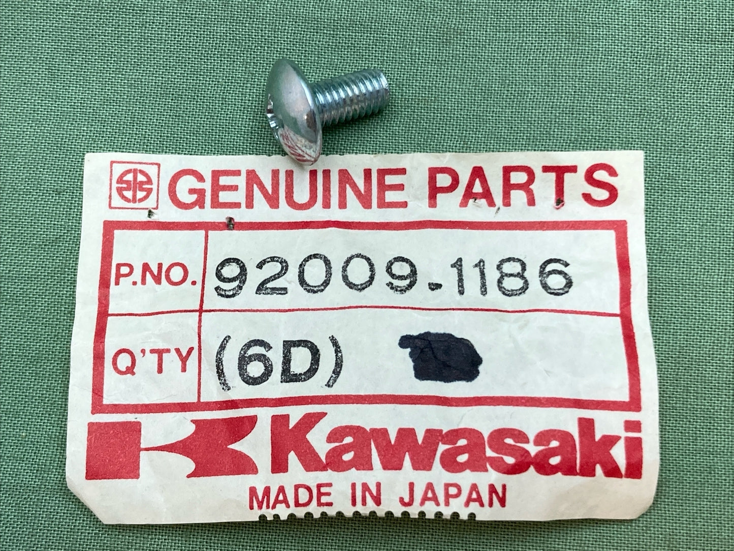 QTY 2 NEW GENUINE KAWASAKI 92009-1186 SEAT COVER SCREW