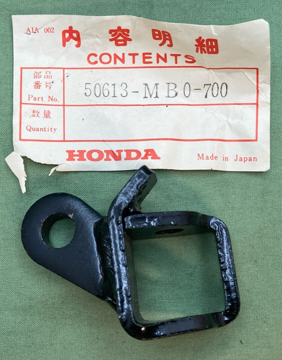 NEW GENUINE HONDA 50613-MB0-700 BRACKET, R. STEP