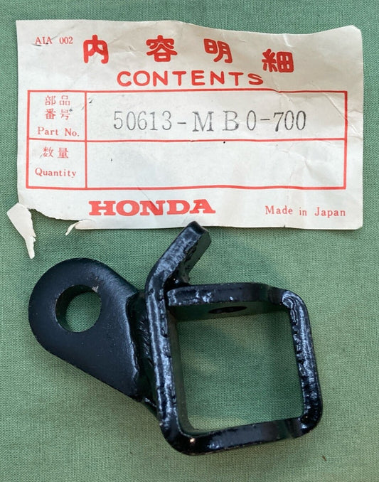 NEW GENUINE HONDA 50613-MB0-700 BRACKET, R. STEP