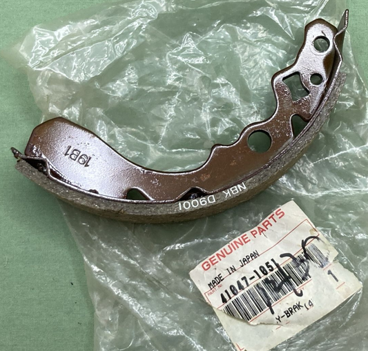QTY 2 NEW GENIUNE KAWASAKI 41047-1052 Shoe Assembly, Brake, Rear