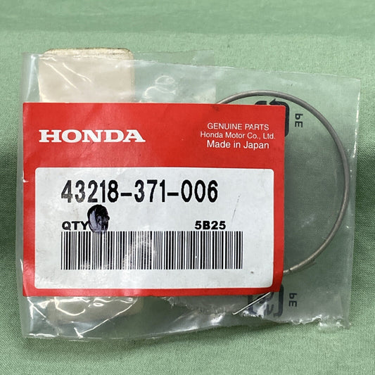 QTY 2 NEW GENUINE HONDA 43218-371-006 FRONT BRAKE CALIPER Clip, Dust Cover