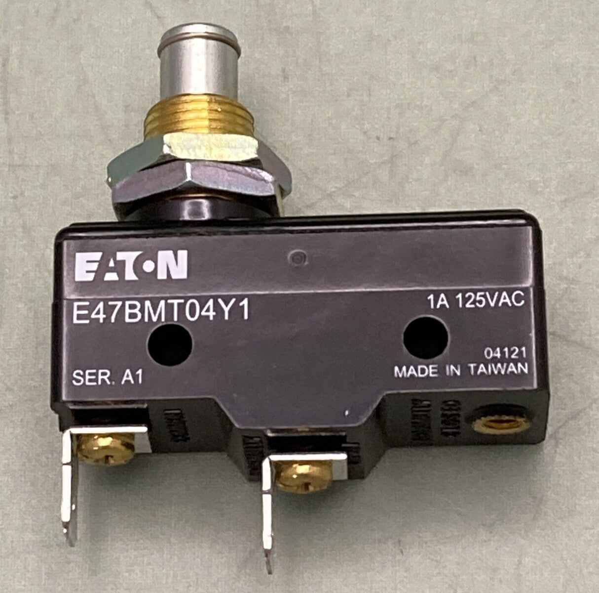 NEW GENUINE PETERBILT E47BMT04Y1 SWITCH-CLUTCH