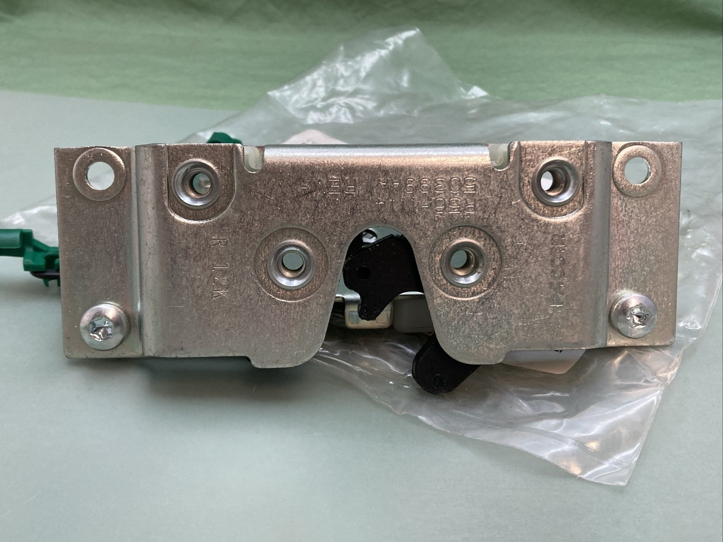 NEW GENUINE PACCAR R56-1115R RH DOOR LATCH W/ BYPASS