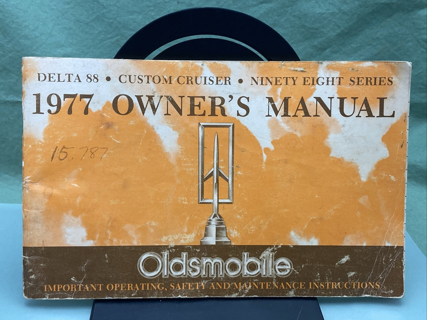 OLDSMOBILE 556397 OWNER'S MANUAL DELTA 88- CUSTOM CRUSIER- 98 SERIES, 1977